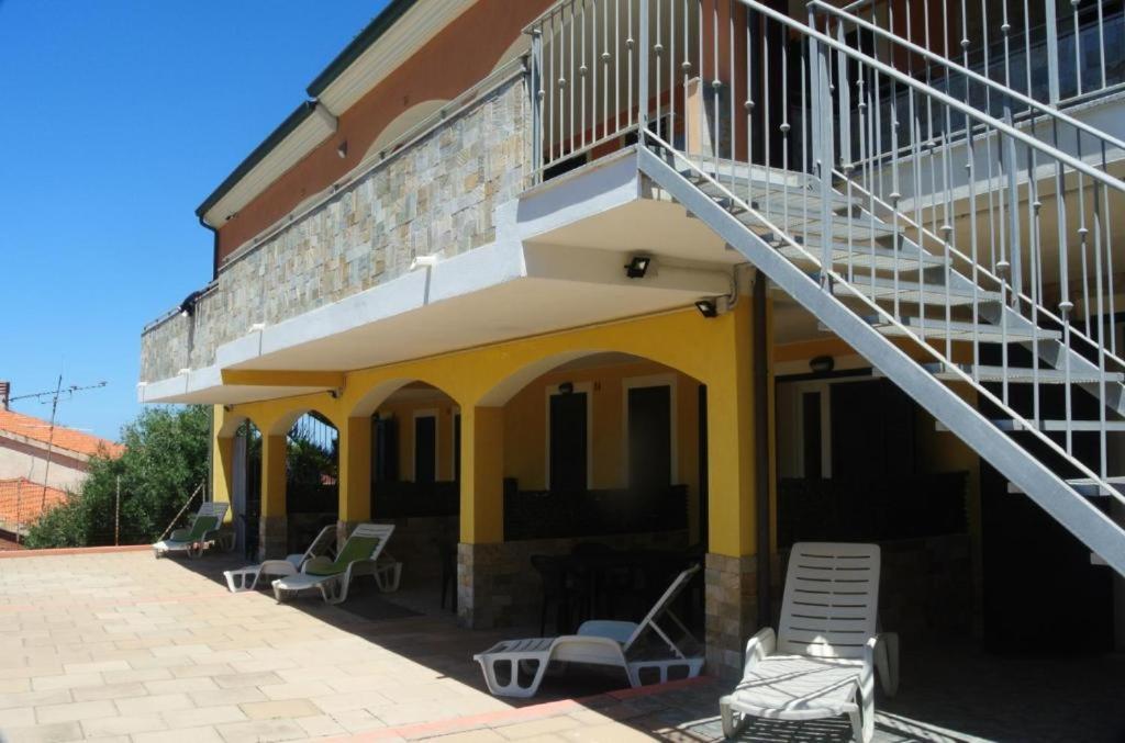 Gli Appartamenti Sul Mare Valledoria  Exterior photo